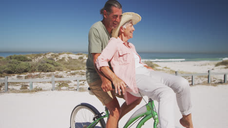 Pareja-Caucásica-Mayor-Andando-En-Bicicleta-En-La-Playa