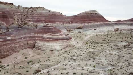 vista aérea de extrañas formaciones rocosas en capas fuera de este mundo y colinas en el desierto de utah, ee.uu.