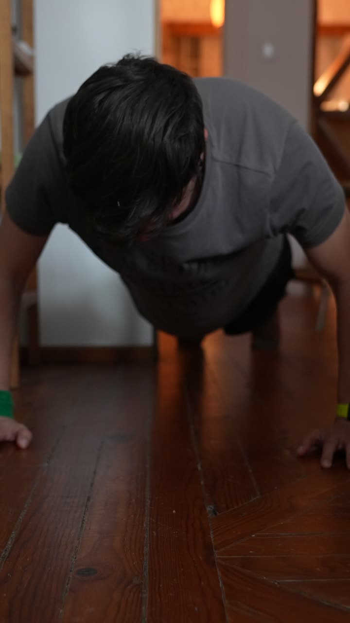 hombre haciendo flexiones en casa