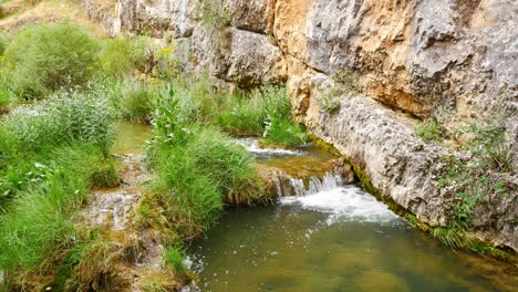 Kleiner-Fluss,-Der-Eine-Schlucht-Hinunterfließt