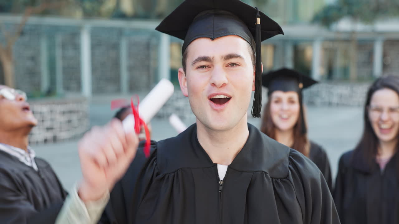 graduación, meta o cara de hombre feliz en el campus