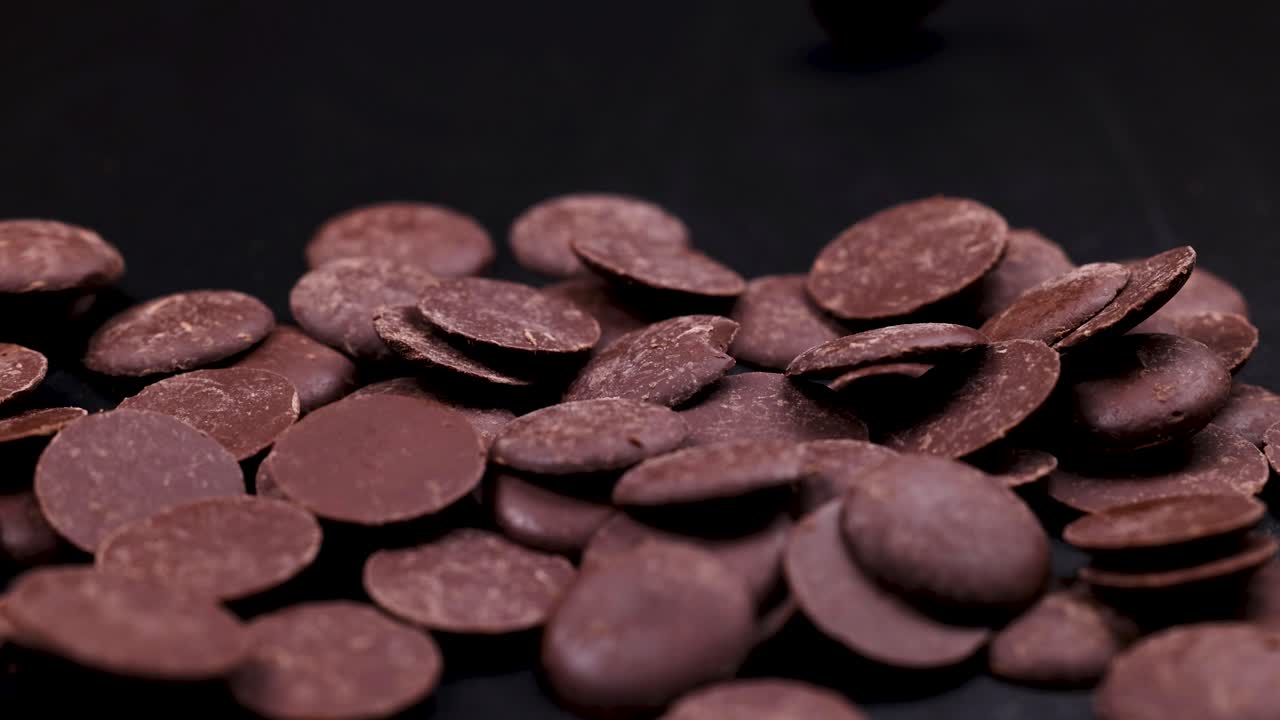 초콜릿 조각들이 부드럽게 떨어지고 쌓여 있습니다.