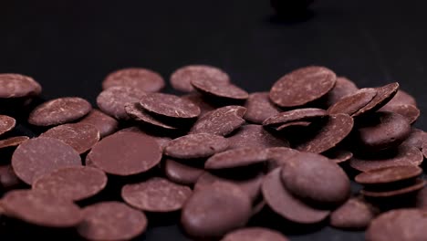 piezas de chocolate cayendo y amontonándose suavemente