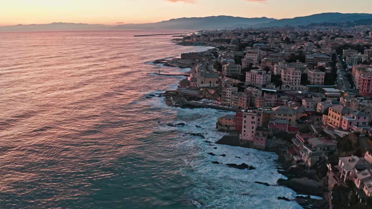 vibrante luz de la hora de oro sobre el océano a lo largo de la costa de boccadasse en génova, aérea