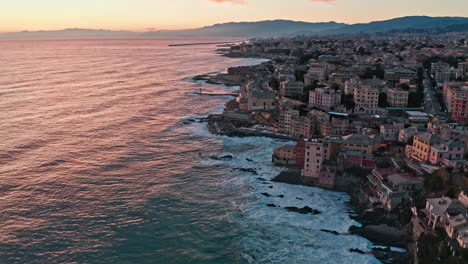 Lebendiges-Licht-Der-Goldenen-Stunde-über-Dem-Meer-Entlang-Der-Küste-Von-Boccadasse-In-Genua,-Luftaufnahme