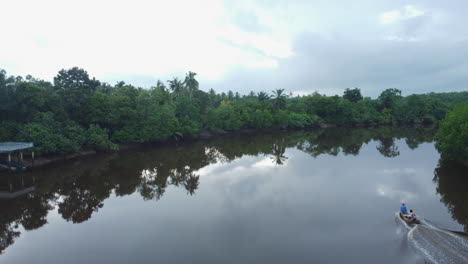 Vista-De-Drones-De-Lancha-Rápida-Tradicional-Sobre-El-Río-En-Rompin-Pahang,-Malasia