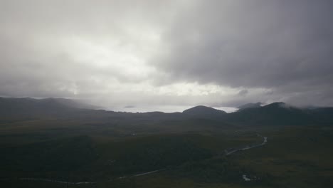 Nubes-Tormentosas-Y-Rayos-De-Sol-Sobre-El-Lago-De-Montaña.