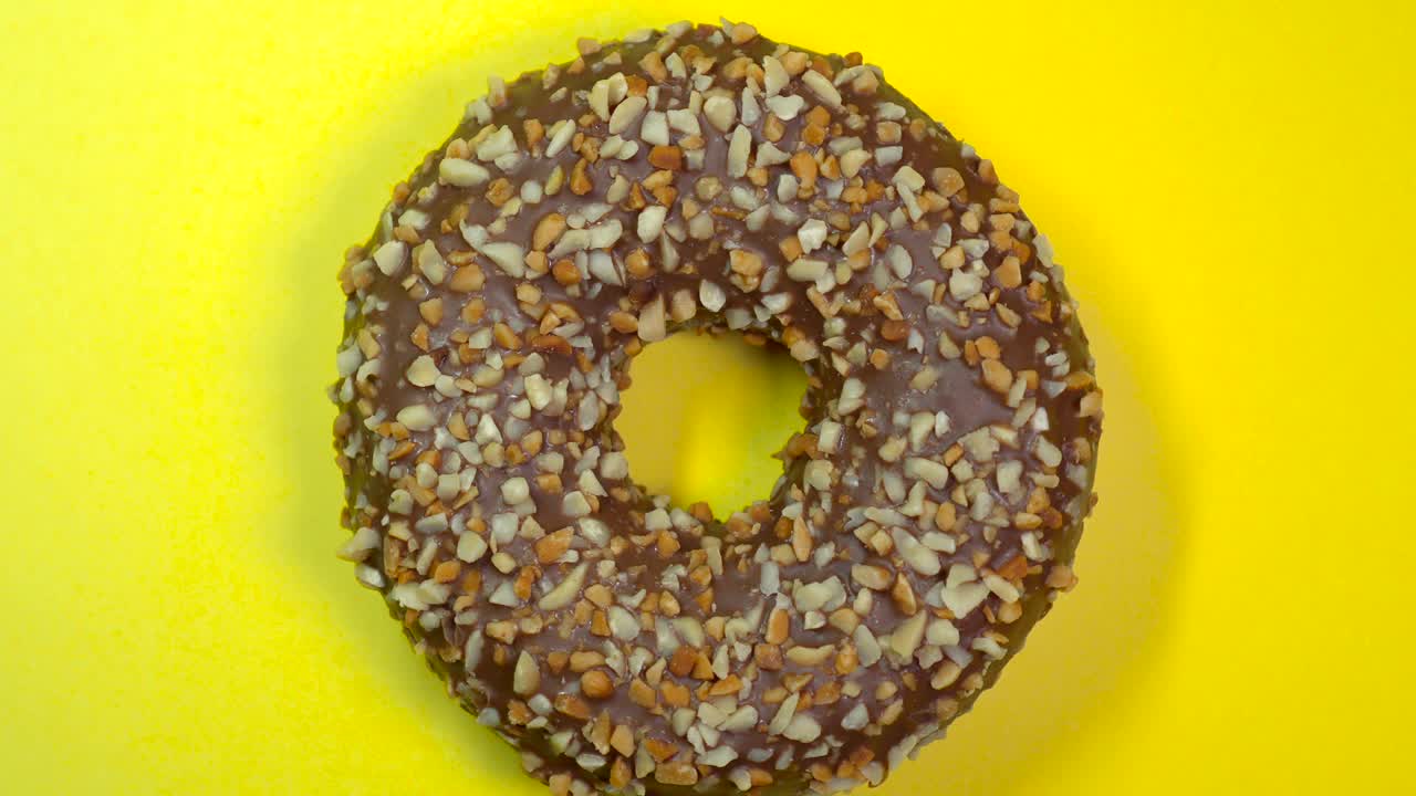 una deliciosa y dulce rosquilla girando en un plato. vista superior.