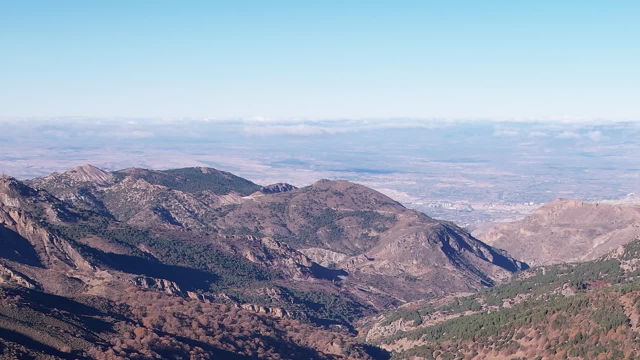 晴れた日のスペイン、グラナダ近郊の山々の眺め