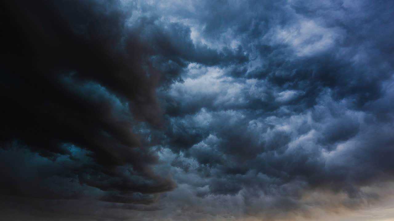 Cielo plumbeo pieno di livelli di nuvole in movimento che formano motivi atmosferici drammatici