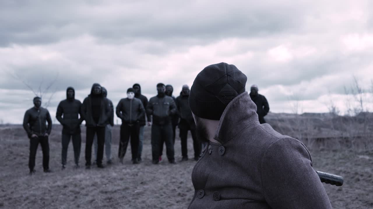 마스크를 쓴 남성들의 그룹