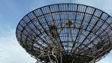 vista aérea de ángulo bajo orbitando bajo el radiotelescopio mullard mrao dish y blue sky cambridge