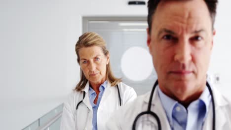 retrato de los médicos de pie en la sala de operaciones