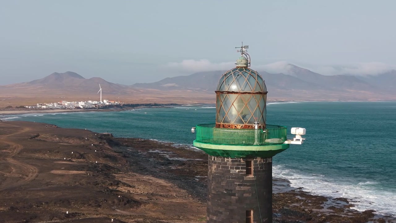 Vista Aérea de Farol Histórico na Costa Vulcânica