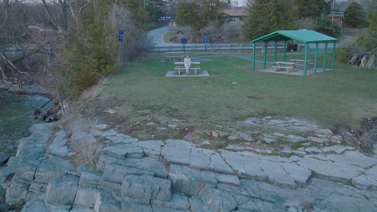 mujeres jóvenes aéreas disfrutando de una puesta de sol primaveral junto a una vista frente al mar
