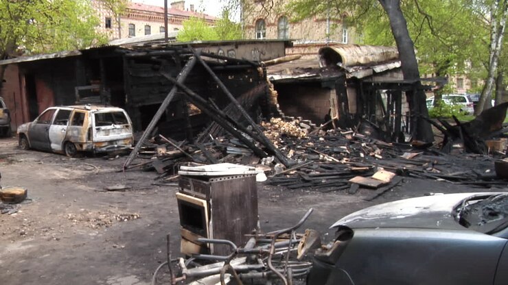 Restos de una casa y un coche quemados destruidos por un incendio doméstico
