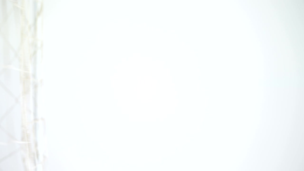 fútbol dentro del poste de la puerta contra un fondo blanco 4k