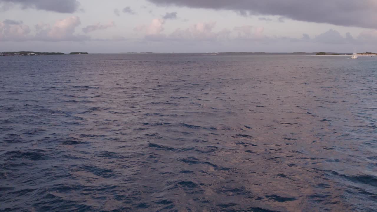 카리브 해 위 에서 해 가 지는 모습