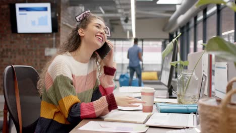 gente de negocios diversa feliz trabajando en la computadora y hablando en el teléfono inteligente en cámara lenta