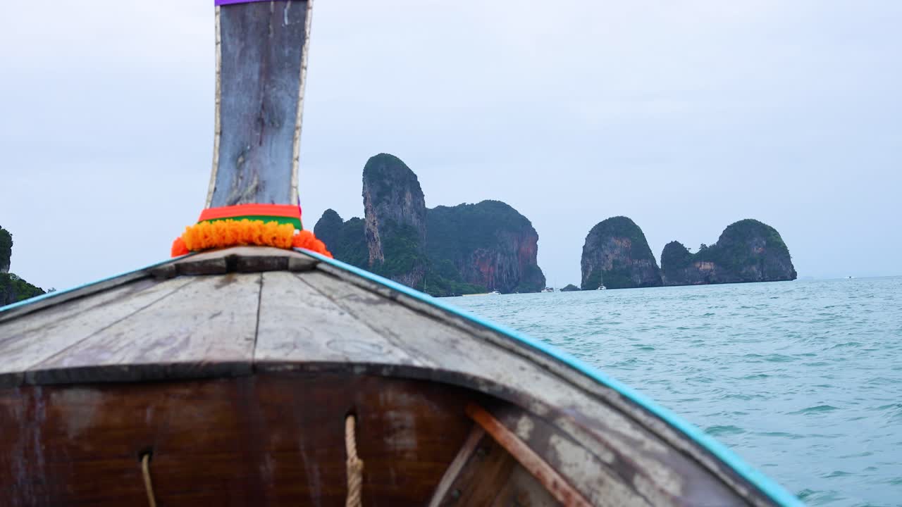 태국 크라비의 섬을 향한 전통적인 보트 항해