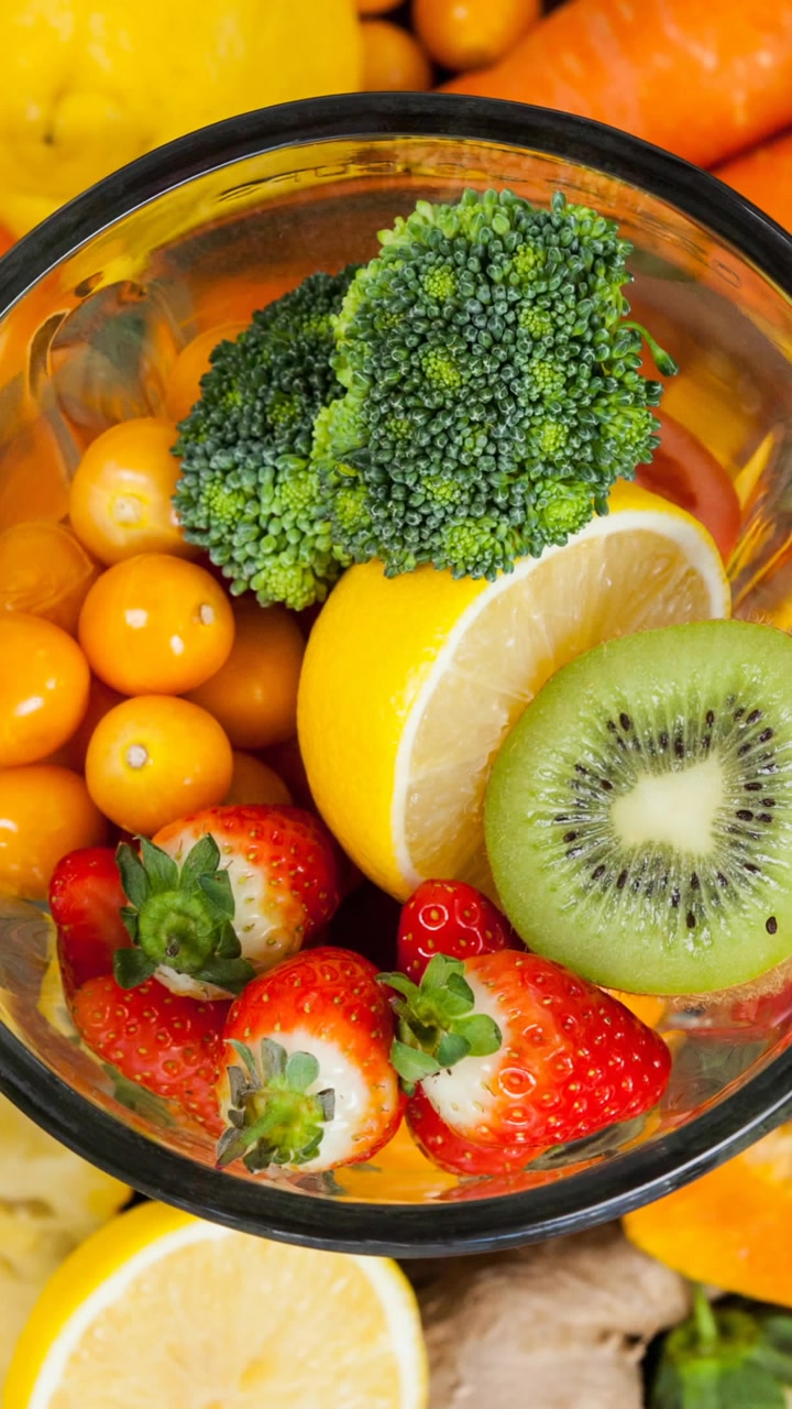 Video di cibo vegano biologico fresco con frutta e verdura in ciotola