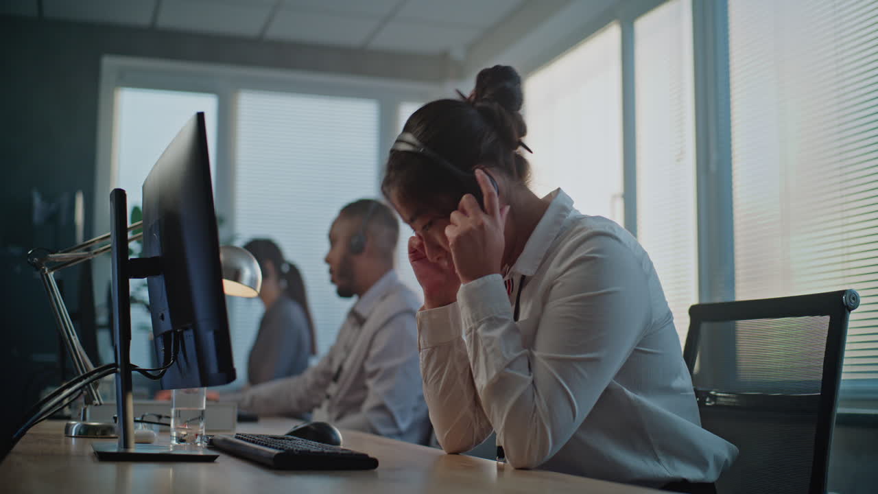 empleado cansado del centro de llamadas