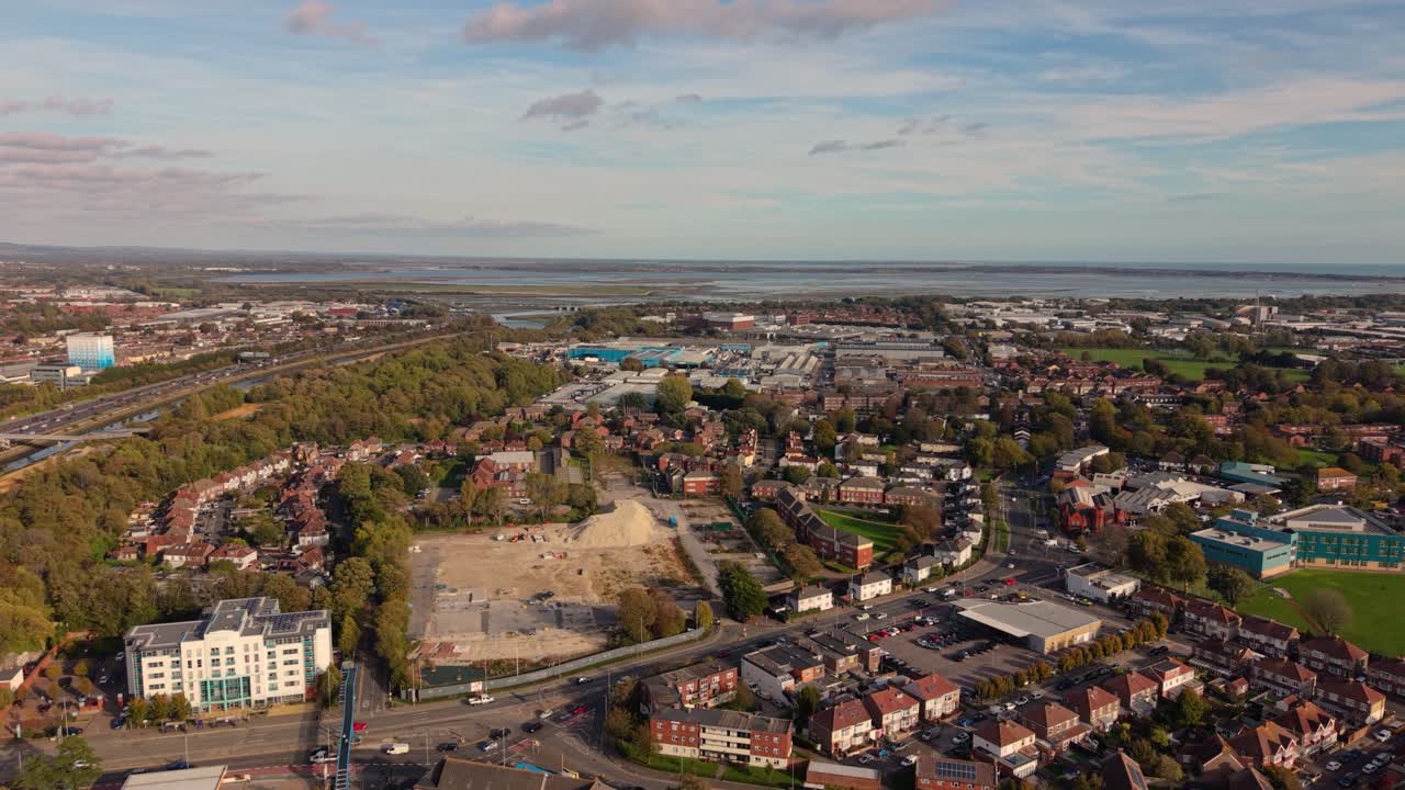 Voo sobre Portsmouth, Reino Unido, sobre áreas comerciais e residenciais da cidade com vias navegáveis, barcos e voando em direção ao porto e ao mar em um dia ensolarado e brilhante, detalhado e variado.