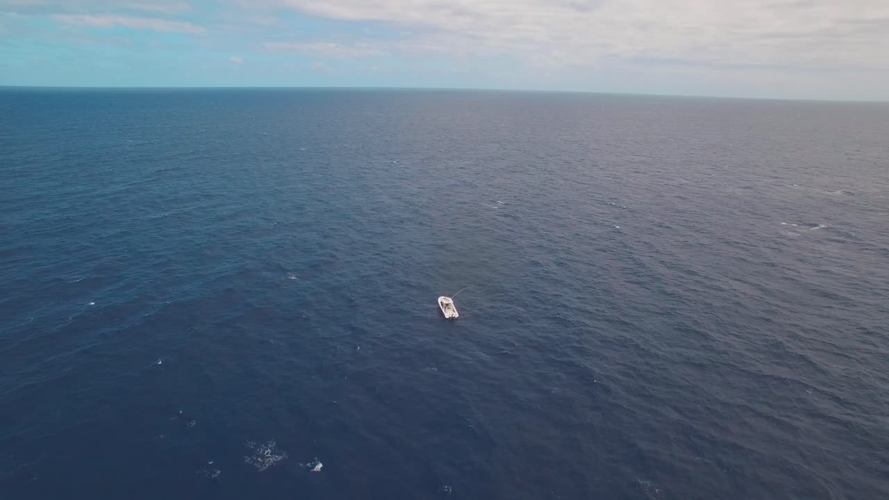 barco solitario en medio del océano azul y el horizonte infinito, antena cinematográfica de gran altura
