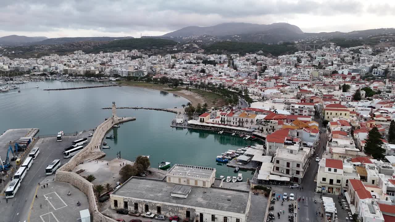 Resmo'nun eski şehrinin, Venedik limanı ve Mısır feneri ile havadan genel görünümü.