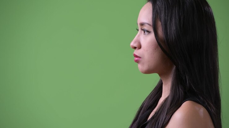 Vista di profilo di giovane bella donna di affari asiatica