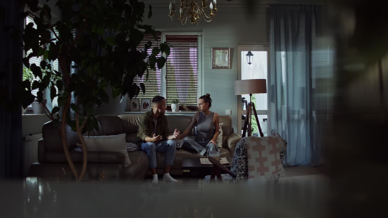 커플 이 거실 에서 논쟁 하고 있다