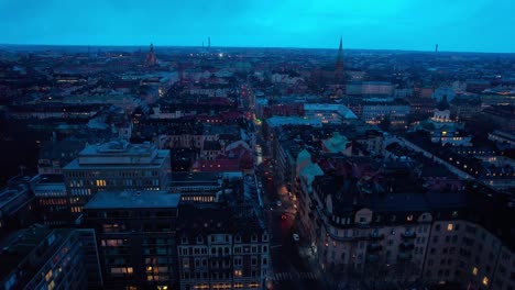 vista aérea de un avión no tripulado de estocolmo por la noche con coches conduciendo por las calles, el horizonte de estocolmo desde el cielo
