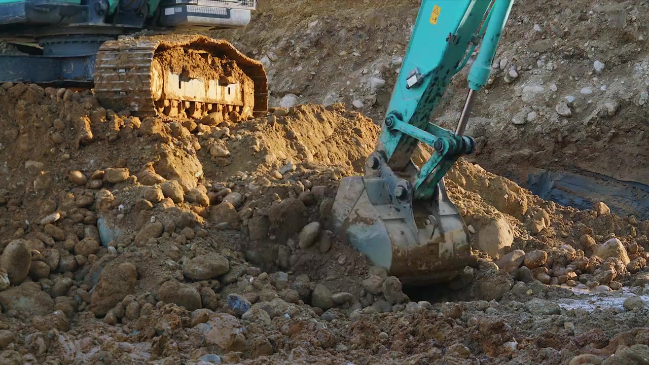 Excavadora cavando y moviendo tierra en un sitio de construcción