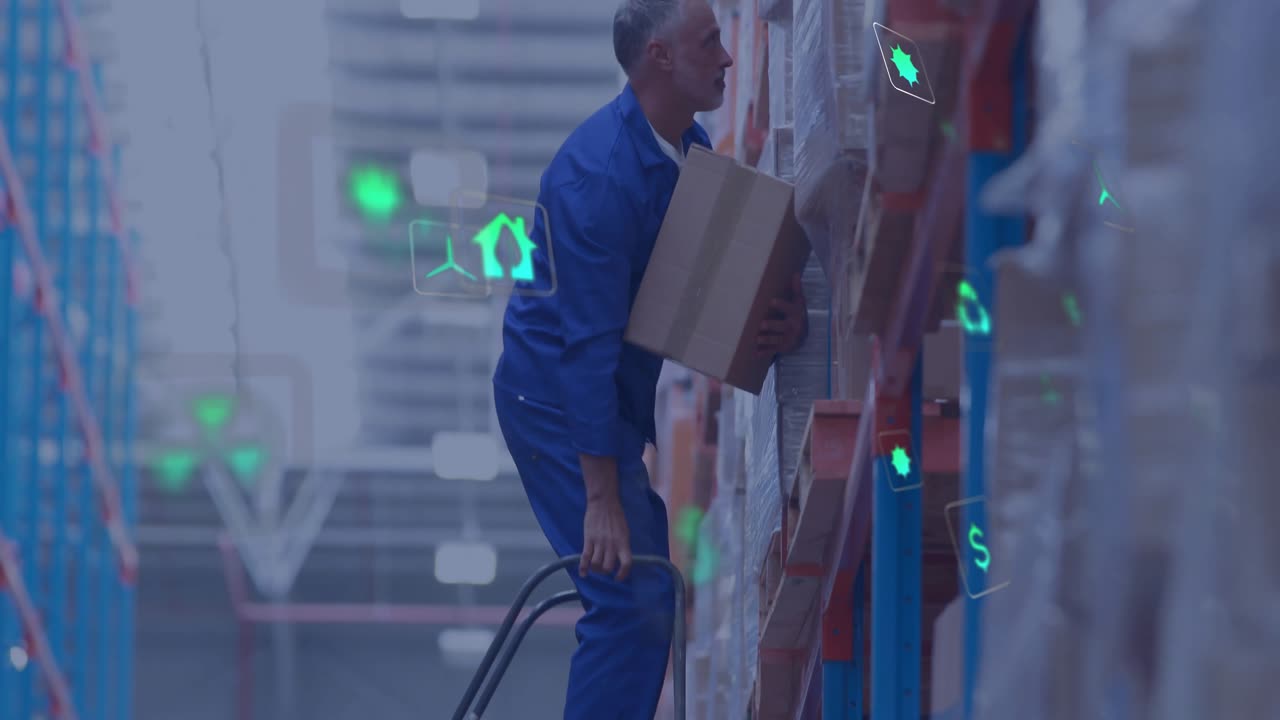 Organizzazione di scatole in magazzino, operaio che utilizza icone di animazione digitale per l'inventario