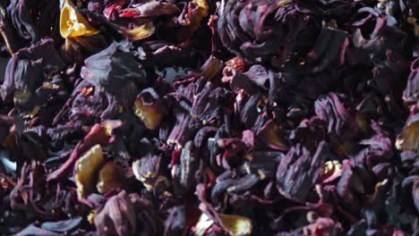 té de hibisco, karkade. primer plano. comida de rotación. té de flores de hibisco grandes, secas y rojas. fondo de té de hierbas