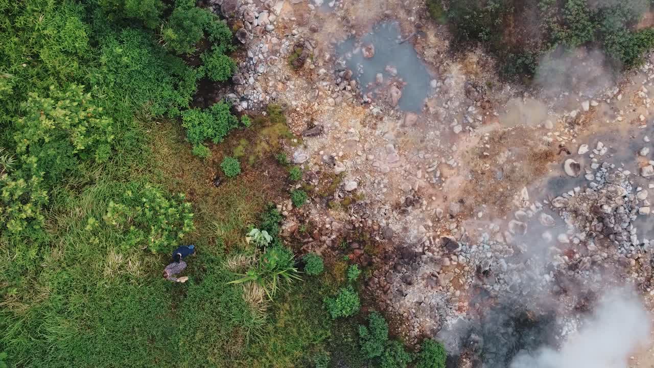 자연 을 즐기는 젊은 부부