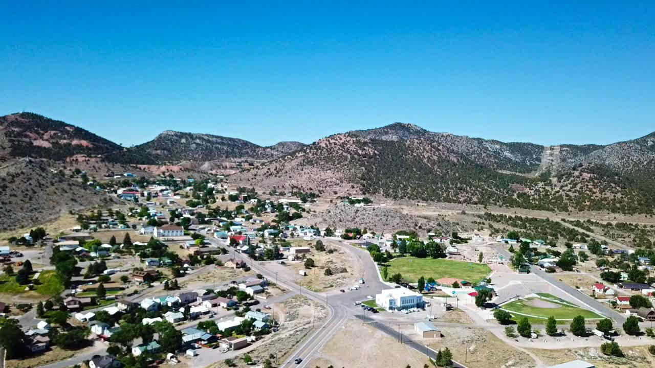 ciudad del desierto y antigua vista aérea de la mina de mineral de plata abandonada con drone en verano nevada