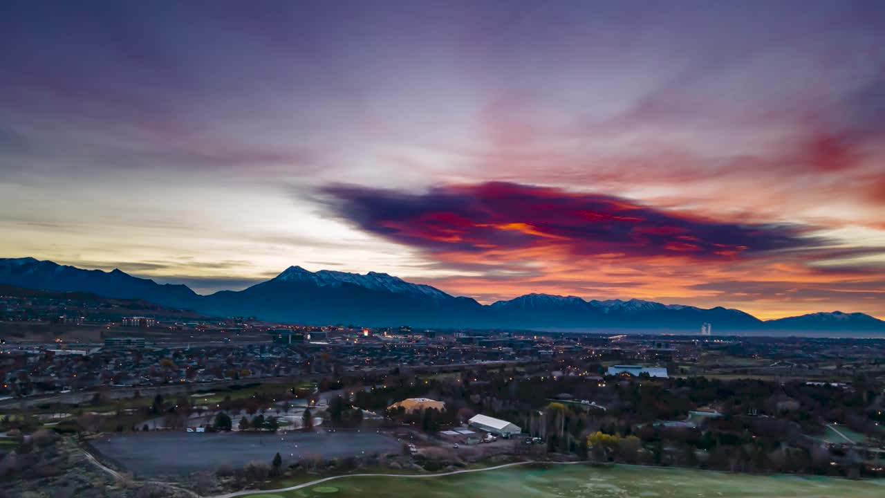 un brillante amanecer sobre el condado de utah y la cordillera frontal de wasatch con montañas cubiertas de nieve - hiperlapso aéreo