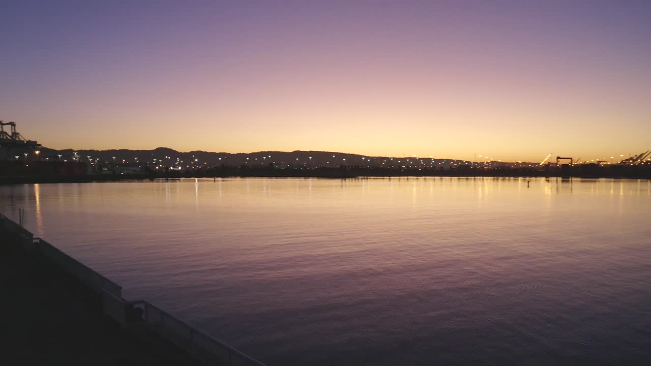 ранний восход солнца над крупным судоходным портом с великолепным контрастом и глубиной