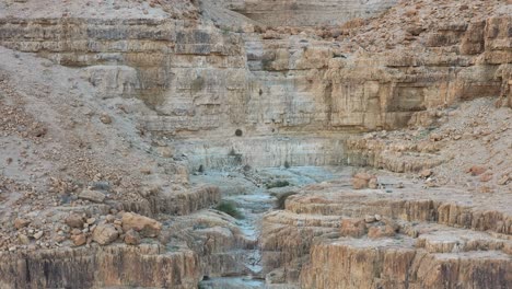 Acantilados-Del-Desierto-De-Judá,-Disparo-Poderoso,-Drone-Vuela-Hacia-Arriba