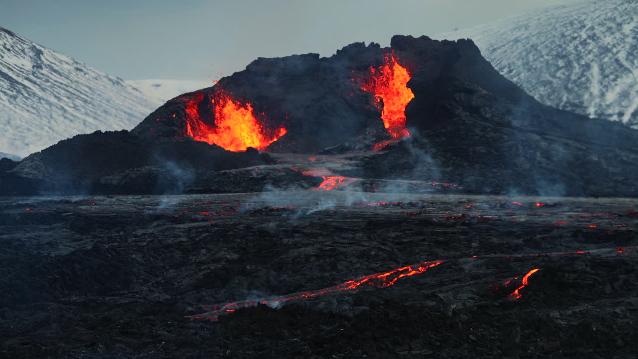dos cráteres con fuente de lava al rojo vivo - erupción geldingadalir cerca de fagradalsfjall en islandia
