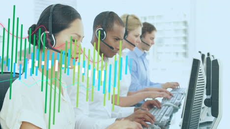 animación del procesamiento de datos financieros sobre diversas personas de negocios
