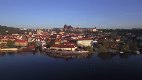 Toma-Aérea-De-Praga-En-La-Orilla-Del-Río-Vltava-República-Checa