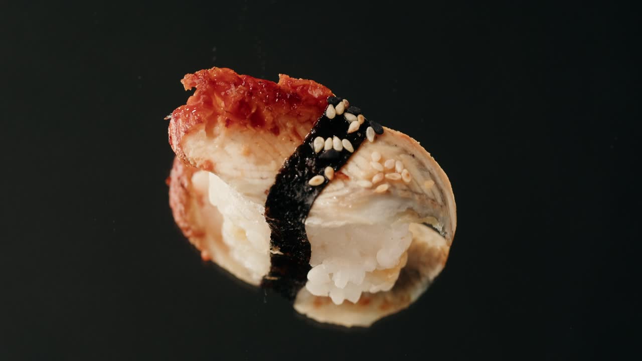 sushi de anguila, sashimi nigiri, restaurante de sushi japonés, atún fresco y rebanadas de salmón en un café moderno, comida tradicional, plato de pescado rojo crudo, omega 3.