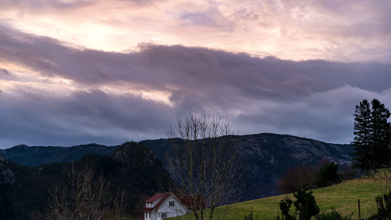 nubes oscuras sobre las montañas de bratthetland, noruega - timelapse