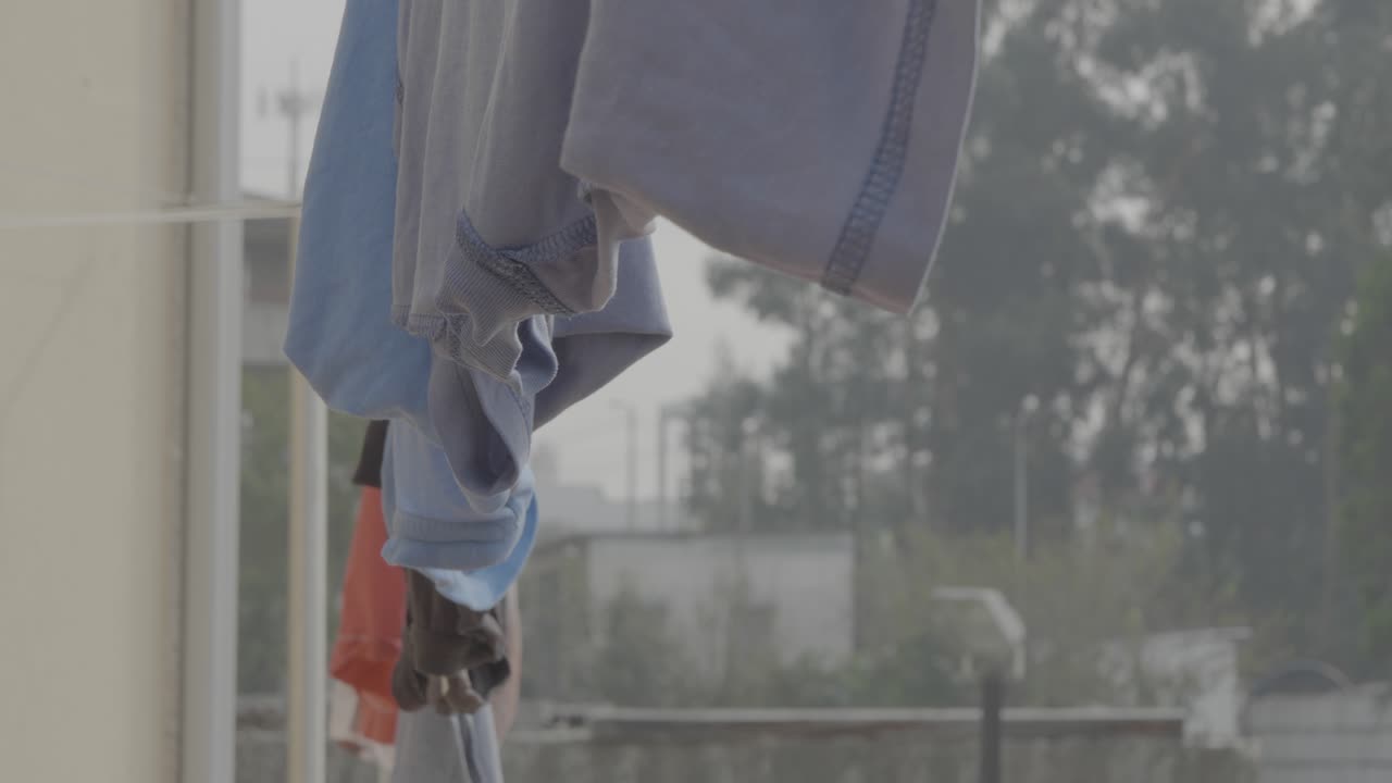 밖에 옷을 걸다