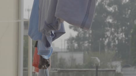 colgando la ropa afuera