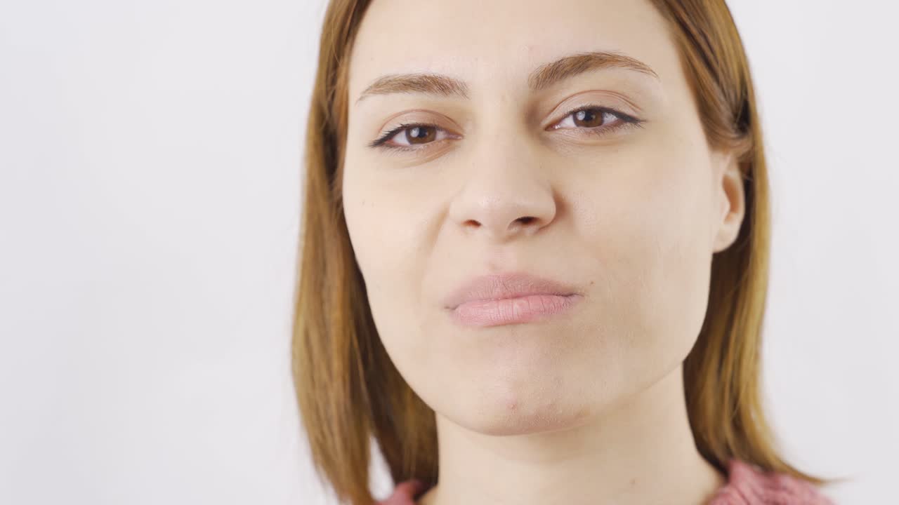 mujer comiendo kiwi seco en primer plano. frutas secas.