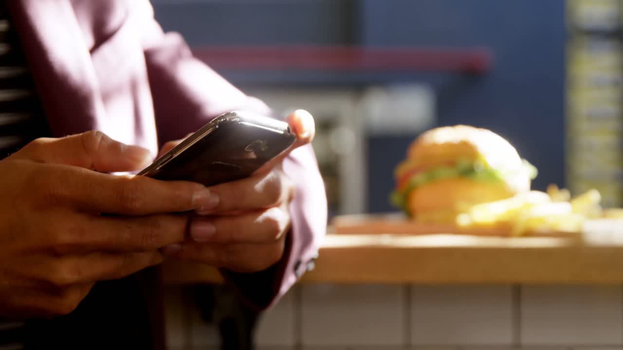 ejecutivo masculino escribiendo en su teléfono móvil 4k