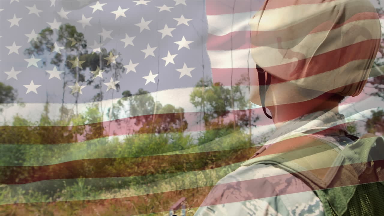 hombre militar en uniforme usando una tableta